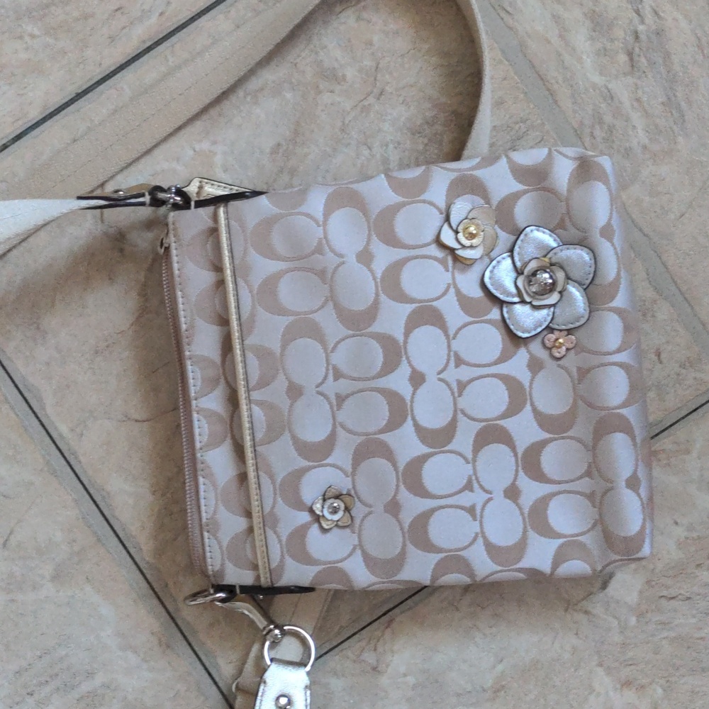 EUC Coach Signature Canvas Gold Trim Leather Daisy Flower Swingpack Crossbody